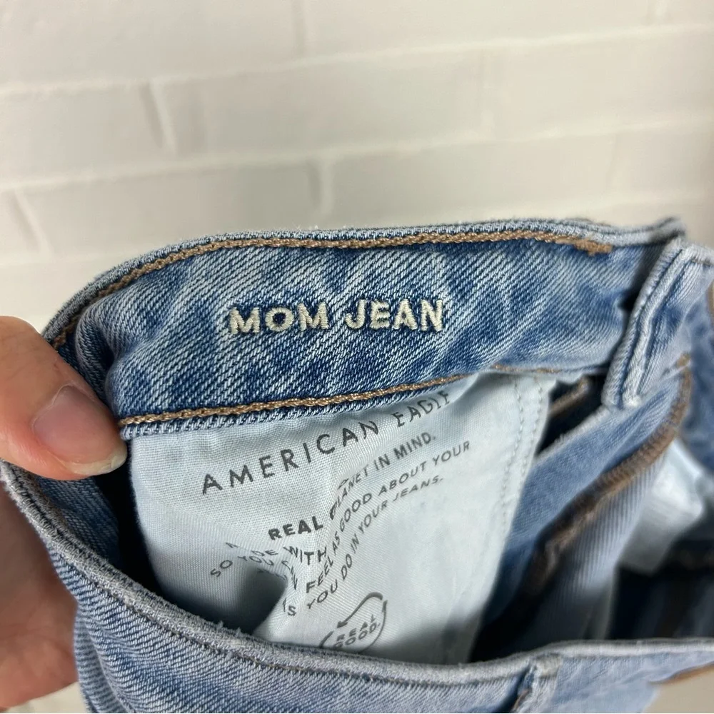 American Eagle Light Wash Mom Jean Shorts Size 2 Long